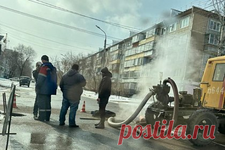 Около шести тысяч жителей российского города остались без тепла. В Благовещенске коммунальная авария привела к отключению теплоснабжения в 37 жилых домах и Амурском колледже строительства. Без тепла остаются около шести тысяч человек. Отключение необходимо для определения места прорыва. Ситуация находится на контроле прокуратуры Амурской области.