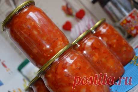 Салат &quot;Натали&quot;! Очень вкусный

Юлия Голубева
Приготовьте обязательно - вкусно!!!
400 г томатной пасты
2 кг кабачков
4-5 шт. перца болг.
10 шт. среднего лука
10 шт. средних помидорок
1 стакан сахара
1,5 ст.л. соли
1 ст. раст. масла
100 г уксуса
зелень по желанию
Овощи порезать кубиками. Варить без томатной пасты 25 мин. после закипания, добавить пасту, перемешать и варить еще 15 мин. За 5 мин. до готовности влить уксус. Уложить в банки и закатать.