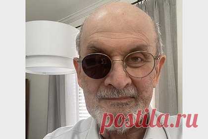 Писатель Салман Рушди впервые высказался о нападении на него. Писатель Салман Рушди впервые высказался о нападении на него, которое случилось в прошлом году в Нью-Йорке. Автор заявил, что после случившегося переосмыслил свой подход к безопасности. Он также отметил, что столкнулся с посттравматическим стрессовым расстройством, из-за которого не мог писать новые работы.