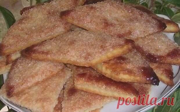 Очень вкусное, хрустящее печенье: в приготовлении проще не придумать 
Ингредиенты:
маргарин — 250 грамм, мука — 2 стакана, сметана 21% — 230 грамм, сахар.
Приготовление:
Натираем на терке маргарин небольшими порциями, перемешивая с мукой. Перетираем в крошку. Добавляем…