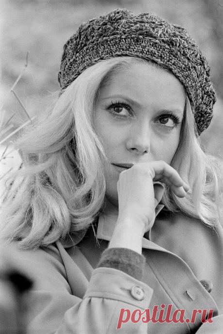 Catherine Deneuve on the set of L'Agression, directed by Gerard Pires, photo by Tony Kent, October 1974