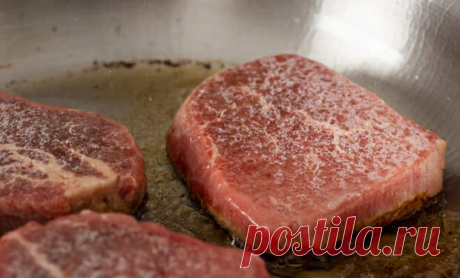 Замороженное мясо: кладем сразу на сковороду без разморозки - Steak Lovers - 16 мая - 43035911426 - Медиаплатформа МирТесен Принято считать, что перед жаркой мясо непременно нужно размораживать. Замороженный кусок сначала достается из морозилки, потом сутки стоит в холодильнике и только потом достигает сковороды. В народе укоренилось, что если достать замороженное мясо и сразу пожарить, то ничего не получится. Текстура - 16 мая - 43035911426 - Медиаплатформа МирТесен