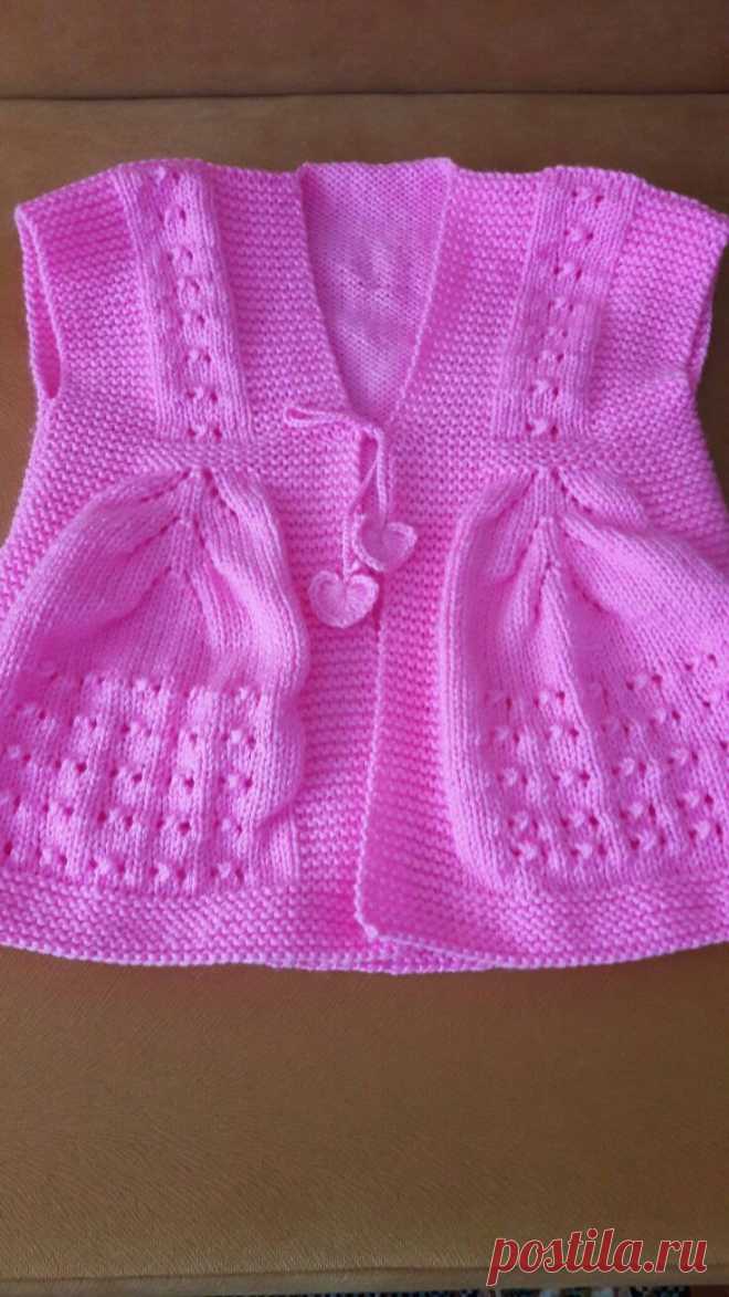 Yaka Ve Kol Kesimi Olmayan Tek Parça Ajurlu Yelek Tarifi. 2 .yaş. Renk ve model birbirine çok uyumlu olmuş. Malzemeler: Nako Lüks Minnoş Pembe İp 3 numara şiş Yapılışı: Yeleğimizi tek parça olarak öreceğiz. Arkadan 75 ilmek başlayı