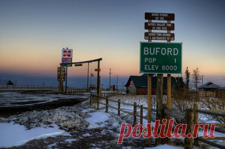 PhinDeli (Буфорд), Вайоминг, США.

Город в котором проживает всего 1 человек!

Город прославился тем, что долгое время в нем проживал единственный житель, по совместительству мэр, дворник, заправщик и продавец в местном магазине – Дон Сэммонс. Он приехал в Буфорд вместе со своей семьей в 1980 году, а после смерти жены жил здесь вдвоем с сыном. В 2008 году сын переехал, мэр остался один, но в 2012 году он выставил город на продажу.

Вместе с домом с торгов ушли заброшенное ...