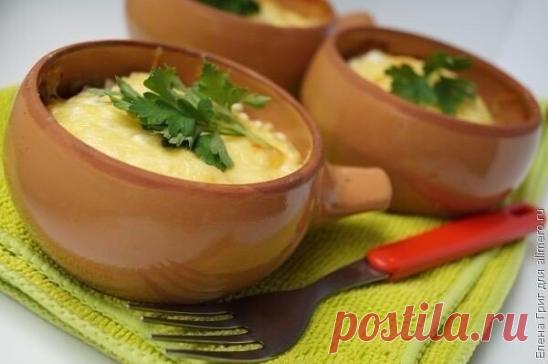 Любите жюльен? Вот подборка самых вкусных рецептов!

Сохрани себе на стену 

1. Жюльен из шампиньонов

Ингредиенты:

Шампиньоны — 500–600 г
Репчатый лук — 3 шт.
Топленое масло — 150 г
Оливковое (подсолнечное) масло — 2–3 ст. л.
Сметана — 500 мл
Твердый сыр — 100 г
соль — по вкусу
Перец — по вкусу

Приготовление:

1. Грибы моем, высушиваем на бумажном полотенце, выламываем ножки, их не используем. 
2. Нарезаем грибы тонкой соломкой, лук — небольшими кубиками, сыр — натираем...
