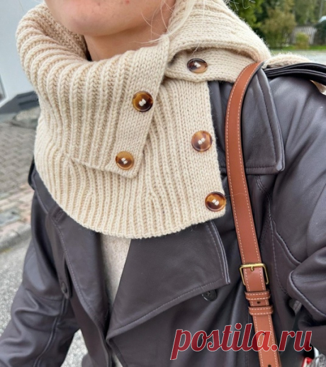 Запись на стене Теплая манишка на пуговицах 💫 November 💫 вязаная резинкой-бриошь.от дизайнера PetiteknЭту стильную манишку на пуговицах можно связать в двух размерах и носить под верхней одеждой или же навыпуск, полностью закрывая плечи. В любом случае, этот аксессуар будет сохранять тепло и украшать Ваш образ.Описание предложено для двух размеров: большой размер (малый размер).Окружность верха манишки (воротника): 58 (58) см. Окружнос...