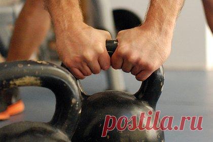 Россиянин на спор выполнил упражнение с гирей и лишил друга жизни. В Нижегородской области россиянина приговорили к полутора годам ограничения свободы и штрафу в 400 тысяч рублей. В начале июля 2022 года подсудимый и его друг распивали алкоголь в доме у знакомого. Осужденный заметил 16 килограммовую гирю и на спор решил выполнить с ней упражнение.