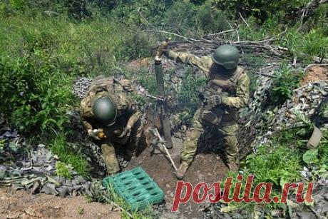 Комбат ДНР оценил ситуацию в районе села Старомайорское. Командир батальона «Восток» Донецкой народной республики Александр Ходаковский заявил о сложной ситуации в районе села Старомайорское. Он рассказал, что Вооруженные силы Украины использовали преимущество в дальности. После этого украинская армия перешла в наступление и «зацепилась за окраины».