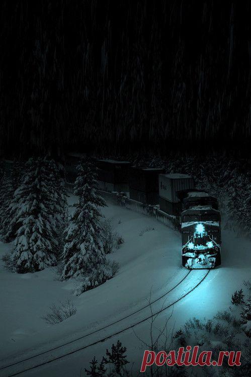 Можешь прятаться за морем и лесом,

Можешь даже залечь на дно.

Мчится поезд «Киев-Одесса»,

И я найду тебя всё равно.