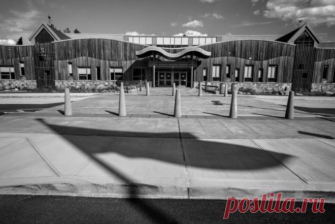 1 октября 2017 г. | Лас-Вегас, штат Невада | 58 убитых, 546 раненых
Засевший на 32-м этаже отеля человек, вооруженный полуавтоматическими винтовками, переделанными для более быстрой стрельбы, выпустил в гостей музыкального фестиваля более тысячи пуль. Массовые расстрелы после 2011 года стали происходить значительно чаще, чем прежде. 14 декабря 2012 г. | начальная школа «Санди-Хук» | 27 убитых, 2 раненых.6 работников школы и 20 детей погибли в результате массового расстрела в  .