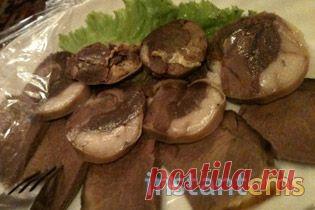 Теплый салат с овощами и кониной: кабачок, баклажан, помидоры, лист салата, конина желательно вырезка, и сливки 30 % для соуса! Конину зачистить и нарезать не большими медальонами и замариновать (соль, перец, масло оливковое можно растительное, и немного горчицы, дать постоять 30 минут). Баклажаны, кабачки и помидоры очистить от кожуры следующим образом (помидоры просто надрезать сверху и подержать в кипятке несколько минут, чтоб снять кожуру, баклажаны и кабачки