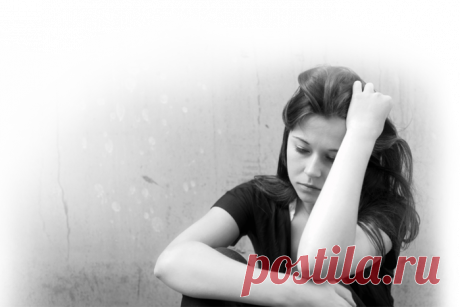 ПРОШУ, НАПИШИ! Я БЕЗУМНО СКУЧАЮ... | — Скучаешь?.. — Скучаю!.. — Так что же не пишешь?.. — Боюсь не ответишь, боюсь не услышишь. — А разве не глупо, скучать, и бояться?.. В двух строчках о главном, о чувствах признаться... — Наверное глупо, наверное странно, наверно трусиха – боюсь я о главном. Боюсь, что отвергнешь, что скажешь: «Всё мёртво!» – и разом надежды как ластиком стёрты. — Послушай, не бойся, всего лишь три слова... И за руки вместе, и вместе мы снова! ...