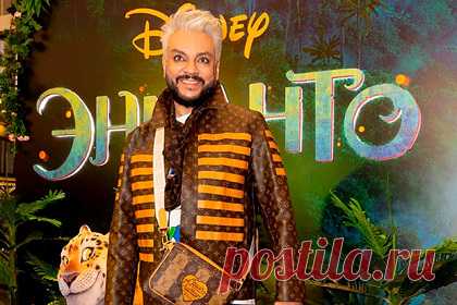 Киркоров вышел в свет в куртке Louis Vuitton почти за полмиллиона рублей. Российский певец Филипп Киркоров посетил премьеру мультфильма «Энканто» вместе с детьми в кожаной куртке Louis Vuitton коричневого цвета и с оранжевыми полосками, которая на сайте марки стоит 435 тысяч рублей. Папарацци запечатлели его также в белой футболке и брюках-карго.