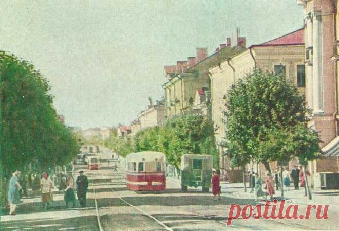 Калинин. 1960-е годы. На открытке улица Урицкого (Трехсвятская). Снято в сторону площади Капошвара, за фотографом площадь Ленина.