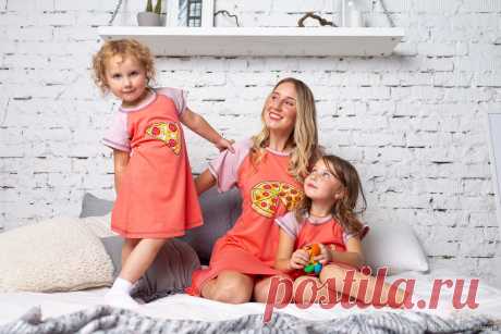 Family Look. Комплект мама+дочка. Туника-платье для дома и пляжа женская + детская.
Хлопок 95% эластан 5%, кулирка.
Семейный стиль - образ, который призван объединить членов семьи посредством схожих деталей их туалета. Направление данного стиля призвано объединять или вернее подчёркивать единство любящих сердец. Уютная, удобная, практичная, лёгкая, приятная к телу. Полуприлегающий силуэт. Цвет – коралл. Дизайн – принт пицца, кусочек пиццы.