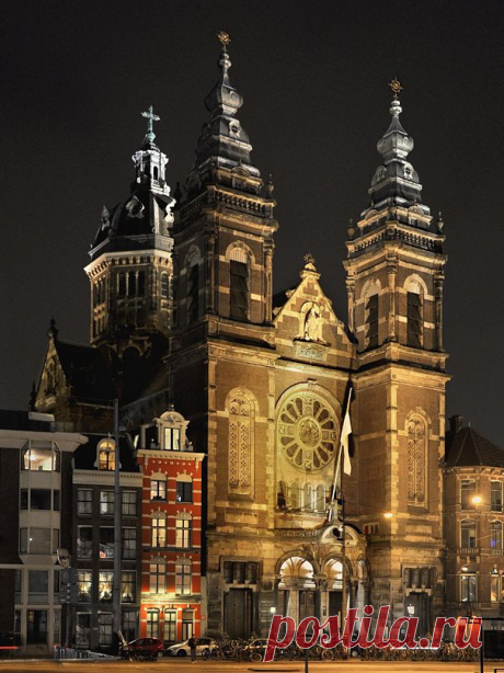 Amsterdam (across from Central Station). #greetingsfromnl | keira c приколол(а) это к доске Holland