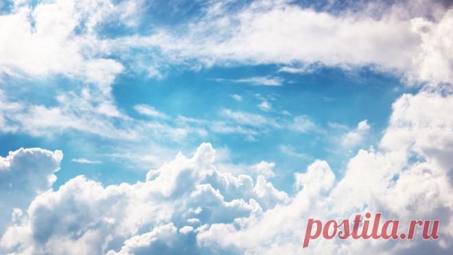 УПРАЖНЕНИЕ "МЕНТАЛЬНОЕ НЕБО"
Стань у окна или выйди на балкон или улицу. Посмотри на небо. Если оно заволочено облаками, совсем хорошо. Тучами – тоже неплохо. Совсем шикарно, если заметишь кружащих в вышине птиц.

Для начала просто смотри. Ничего не отгоняй, какие есть эмоции и мысли – пусть себе. Просто смотри. На причудливую форму облаков. На прозрачную синь или серую кисею. На росчерки птичьего полета.