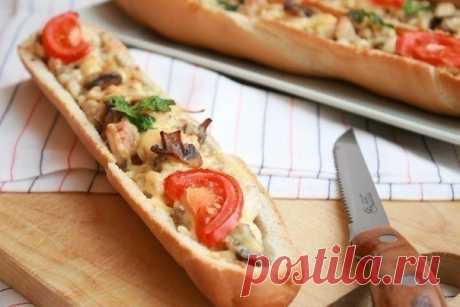 Багет, фаршированный курочкой и грибами 

Отличная закуска или основное блюдо, а готовить просто. 

Ингредиенты: 

- 2 багета ( у меня не длинные багеты, такие свободно помещаются в духовку) 
- куриное филе ( 1 куриная грудка) 
- шампиньоны (200 г) 
- помидор 
- лук 
- зелень (у меня петрушка) 
- сметана (250 г.) 
- сыр 
- соль, перец 

Приготовление: 

Мелко нарезаем курочку, грибы и лук, обжариваем их до готовности с использованием растительного масла, солим, перчим, доб...