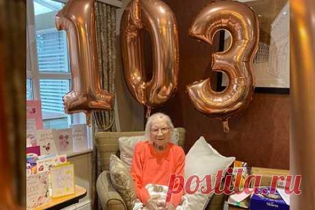 103-летняя женщина раскрыла главный секрет своего долголетия. Жительница Великобритании отметила очередной день рождения и назвала причину своего долголетия. Марджори Спикинг, проживающая в доме престарелых Borougbridge Manor города Бороубридж, графство Норт-Йоркшир, получила на день рождения 557 открыток с пожеланиями здоровья и раскрыла главный секрет своего долголетия.
