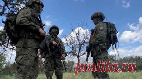 Застали противника врасплох: российские военнослужащие рассказали, как освобождали Отрадное. Бойцы 36-й мотострелковой бригады группировки войск «Восток» рассказали военкору RT Максиму аль-Тури, как проходила операция по освобождению Отрадного в ДНР. По словам военнослужащих, ВСУ не ожидали наступления сразу по нескольким направлениям — противник успел лишь частично укрепить свои позиции. Благодаря неожиданному заходу ВС РФ линия обороны украинских боевиков пала. Освобождение Отрадного открыло…