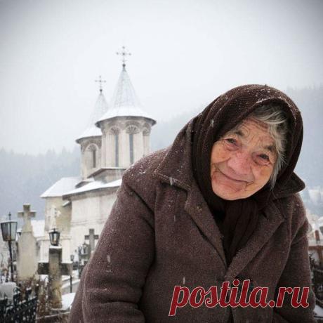 Рано утром в сельском храме, служба чинно шла, 
тут к священнику, с бутылкой, бабка подошла 
Молвит старая:-Налей ка мне воды святой 
без неё боюсь явиться, я к себе домой.
Удивляется священник:-В чём твоя беда 
что за важная причина, привела сюда? 
-Третий день мы с дедом в ссоре, бабка говорит, 
день и ночь со старым спорим -горло уж болит! 
-А молчишь ли ты старуха?-поп её спросил 
-Что ты отче, удержаться-свыше моих сил! 
В чем причина у супругов, батюшка смекнул, 
и п...
