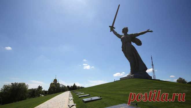В Подмосковье закрасили скандальный мурал "Родина-мать зовет!". В подмосковном Видном закрасили мурал "Родина-мать зовет!" с подрисованным лицом местной чиновницы Людмилы Лернер. Произведение вызвало возмущение местных жителей, сообщает Telegram-канал "Осторожно, новости". На ...