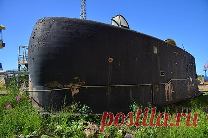 В российском городе установят памятник из самой скоростной в мире подлодки. В российском городе увековечат самую скоростную в мире атомную подводную лодку (АПЛ) «Золотая рыбка» — памятник кораблю установят в Северодвинске Архангельской области. Подлодку проекта 661 «Анчар» установят в Приморском парке после ремонта. Ей поменяют иллюминаторы, восстановят леерное ограждение и покрасят рубку.