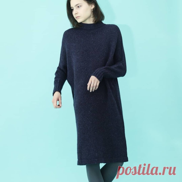 Платье из твида Millefili Specolangorz (60% меринос, 8% шёлк, 8% вискоза, 24% па, 730м/100г).
Вязала в две нити на спицах 3,5 лицевая гладь и 3,0 резинки. Вязание бесшовное сверху-вниз, спущенное плечо, рукав поднимался из проймы. Горловина двойная в подгиб, резинки на рукавах закрыты иглой с имитацией итальянского набора, низ подогнут и прикетлеван. Платье вязала на свой размер XL, свободу облегания закладывала в 12 см. На модели размера S тоже хорошо сидит.