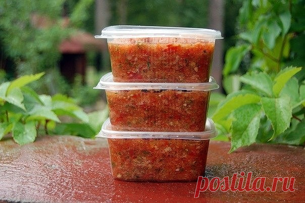 Острый соус готов к заморозке 
Рецепт Татьяны Латышевой.
Иногда я делаю такой соус,его можно добавлять непосредственно в уже готовое блюдо(очень вкусно в любой суп),можно в процессе готовки,а можно и на хлеб,и просто с мясом,курицей,рыбой…
Рецепт на сайте: https://sovet-podomu.ru/ostryj-sous-gotov-k-zamorozke.html