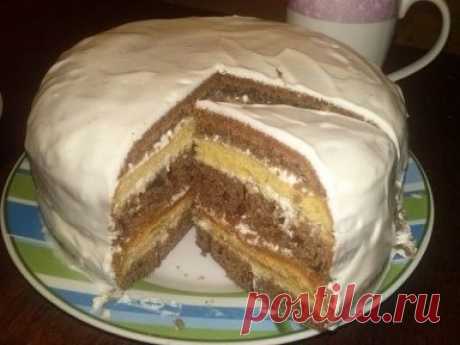 Лёгкий и вкусный тортик на кефире
Ингредиенты:
Тесто:
-3 яйца,
-1 стакан кефира,
-1 стакан сах.песка,
-0.5 ч.л. соды(я делала с разрыхлителем),
-2 стакана муки.
Приготовление:
Всё хорошо взбить(тесто как густая сметана).
Тесто разделить на 2 равн. части,в одну добавить 1 ч.л. какао.
Испечь 2 коржа(функция "выпечка" время:1 час), остудить и разрезать острым ножом на 2.
Крем:
-500 гр.сметаны,
-100 гр. сах.песка.
Приготовление:
Коржи смазать кремом (по желанию можно добавить орешки,цукаты).
Све