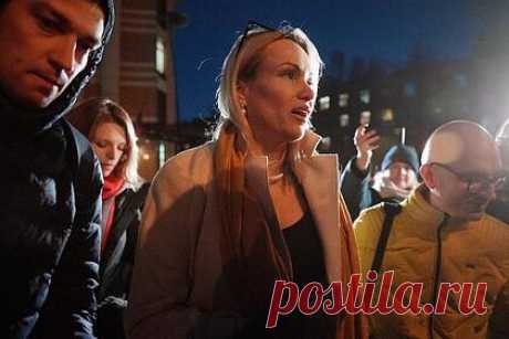 Суд вернул дело против ворвавшейся в эфир экс-сотрудницы Первого канала в МВД. Останкинский районный суд Москвы вернул дело в отношении бывшего редактора Первого канала Марины Овсянниковой, которая ворвалась в прямой эфир новостной программы «Время». В суде посчитали, что материалы дела по дискредитации российской армии экс-сотрудницей телеканала содержат недостатки.