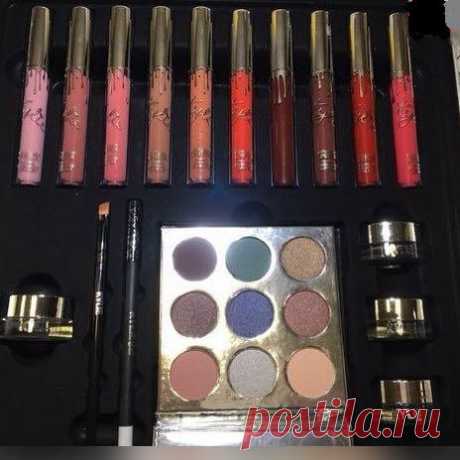 ✨ Какой замечательный лимитированный #набор_Holiday_Edition_Box с великолепной косметикой от Kylie притягивает с первого взгляда. 🌟 Стильная зеркальная коробочка совсем немаленького размера в стиле Kylie. 💥  Внутри находится то, что так давно мечтали увидеть любители этой косметики: матовые помады популярных оттенков, блески, тени, гели-карандаши и многое другое! 🌺  Набор Kylie Holiday Edition доставит незабываемое удовольствие от нанесения макияжа в любое время суток и...
