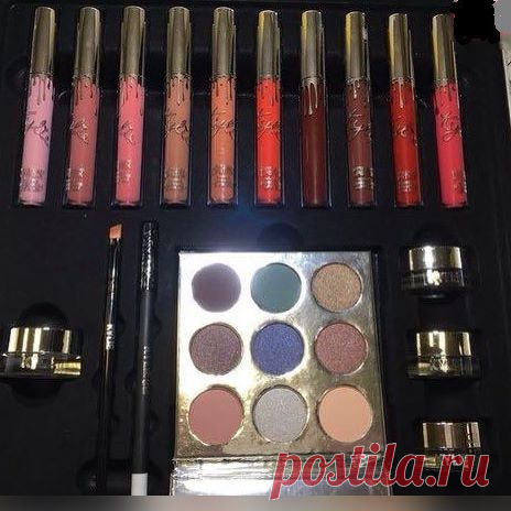 ✨ Какой замечательный лимитированный #набор_Holiday_Edition_Box с великолепной косметикой от Kylie притягивает с первого взгляда. 🌟 Стильная зеркальная коробочка совсем немаленького размера в стиле Kylie. 💥  Внутри находится то, что так давно мечтали увидеть любители этой косметики: матовые помады популярных оттенков, блески, тени, гели-карандаши и многое другое! 🌺  Набор Kylie Holiday Edition доставит незабываемое удовольствие от нанесения макияжа в любое время суток и...