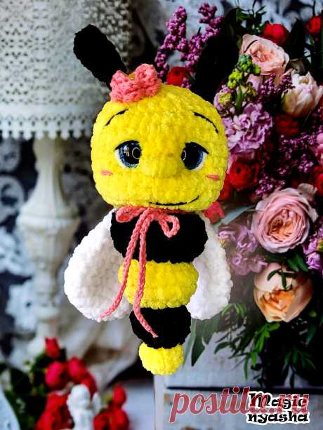 PDF Пчёлка Хлоя крючком. FREE crochet pattern; Аmigurumi toy patterns. Амигуруми схемы и описания на русском. Вязаные игрушки и поделки своими руками #amimore - плюшевая пчела, пчелка из плюшевой пряжи, пчелёнок.
