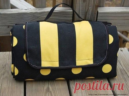 Сумка-одеяло трансформер

На одеяле можно сидеть, а можно и прилечь позагорать. И что радует – в собранном виде одеяло выглядит как компактная сумочка и легко помещается и в руках, и в рюкзаке , и тем более на заднем сиденье автомобиля, даже самого миниатюрного.
Итак, начали. Естественно, для этой работы стоит взять и иглы и нитки потолще.
1. Сперва шьем клапан пледа.
Показать полностью…