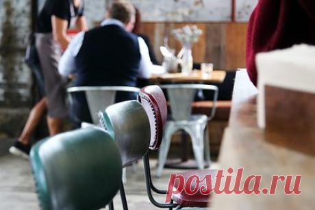 Официант показал объявление от начальницы и вызвал споры. На Reddit стала популярной публикация от официанта, который показал объявление от начальницы об одном запрете для сотрудников. В комментариях правило вызвало споры. «Это чертовски расточительно», — возмутился один из пользователей. Вместе с тем ряд юзеров счел запрет обоснованным.