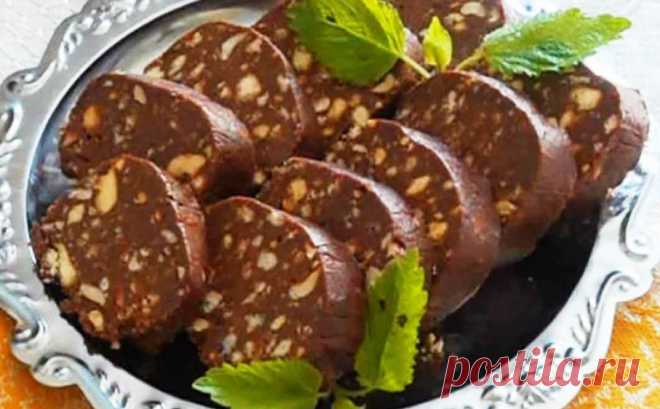 Шоколадная колбаса со сгущенкой. Лакомство вне конкуренции Для многих это лакомство, даже при современном наличии огромного ассортимента сладостей, остается самым вкусным. А если еще добавить и сгущенку…