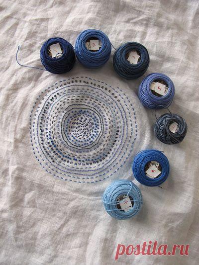 В Японии это называется боро, в Индии - кантха, и то и другое это стежковая вышивка по лоскутам. Но если индианки предпочитали цветные нитки для стежки, то японки брали в основном однотонные. Правда это был не вопрос эстетического выбора, а вопрос практичности - грубые ткани сшивались суровыми…