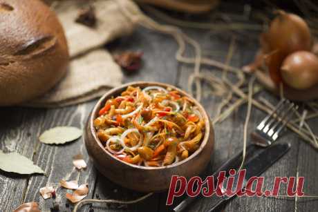 Маринованные опята с луком и морковью по-корейски