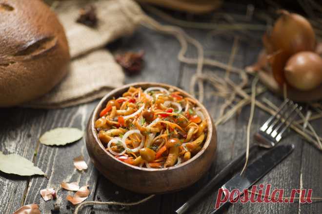 Маринованные опята с луком и морковью по-корейски