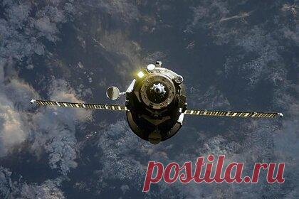 Спутники Starlink помогут беспилотным автомобилям. Находящиеся на орбите спутники можно будет использовать для координации движения автономного транспорта. По информации аналитиков, автопроизводители рассматривают спутники как один из инструментов обмена информацией между беспилотными автомобилями. Беспилотники будут генерировать до 40 терабайт данных в час.