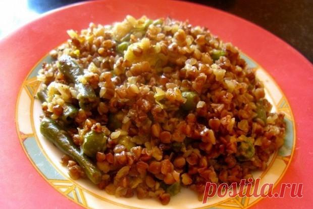 Гречневая каша с сыром и овощами.