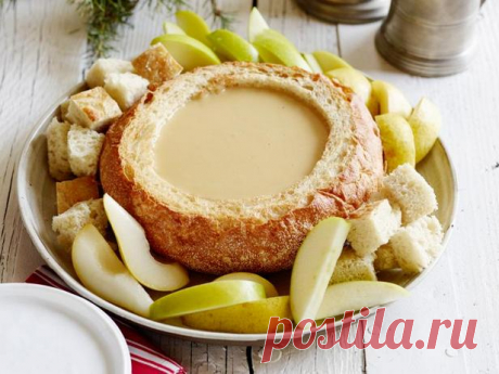 Сырно-пивное фондю в хлебной чаше - рецепт Вкусное сырное фондю в хлебной чаше можно приготовить, даже если у вас нет под рукой специальной кастрюльки с горелкой. Ёмкостью для сырного соуса послужит