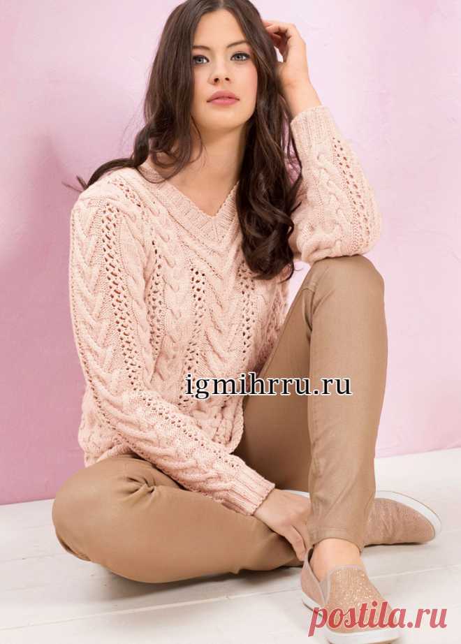 Пуловер цвета пудры с вертикальными ажурными полосами и рельефными косами. Вязание спицами
