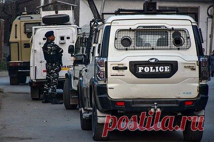 Новорожденного ребенка нашли в мусорном баке в элитном жилом комплексе. В элитном жилом комплексе в Индии среди мусора нашли новорожденного ребенка без признаков жизни. Охранник жилого комплекса сразу рассказал о произошедшем полиции. Получив сообщение, правоохранители прибыли в дом, осмотрели территорию, забрали тело ребенка и отправили его на вскрытие.