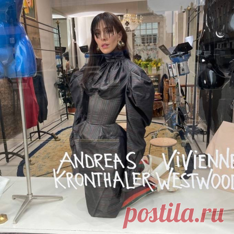 Коллекция одежды Вивьен Вествуд и Андреас Кронталер Ready-To-Wear Осень-зима 2021/2022 - FashionView.ru - ВСЯ МОДА В ДЕТАЛЯХ Андреас Кронталер и Вивьен Вествуд представили готовую коллекцию Осень-зима 2021/2022, выпустив короткометражным фильмо и лукбук. Эксцентричный дизайнерский дуэт анонсировал коллекцию, посвященную лондонскому району Ме́йфэр.