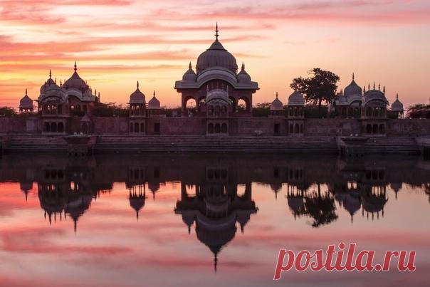 Кусум-саровар – озеро и красивый архитектурный комплекс между городами Радхакунд и Говардхан, Индия. Снимал Владислав Бельченко: nat-geo.ru/community/user/24545 Сладких снов!