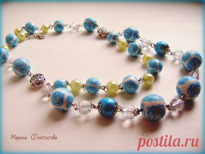 Голубые "Розовые бусы". Бусины под жемчуг, прозрачные, стеклянные и сделанные из полимерной глины с рисунком розы.