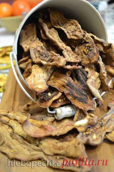 Чипсы из маринованных баклажан Помыть баклажаны водой, отрезать кончики-хвостики. Почистить баклажаны от кожуры. Нарезать баклажаны толстыми слайсами на терке Бернер. Сложить слайсы в таз. Готовим маринад. Смешать в миске все сухие специи, натереть чеснок. Добавить все жидкие ингредиенты. Перемешать все специи, чтобы получилась о