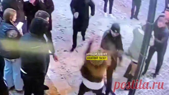 Неизвестные избили и ограбили девушку после отказала познакомиться. В Нижнем Тагиле группа молодых людей напала на девушку у ночного клуба, избила ее и похитила сумку с документами и банковскими картами. Об этом сообщается в Telegram-канале "Инцидент Нижний Тагил". Инцидент произошел у клуба ...